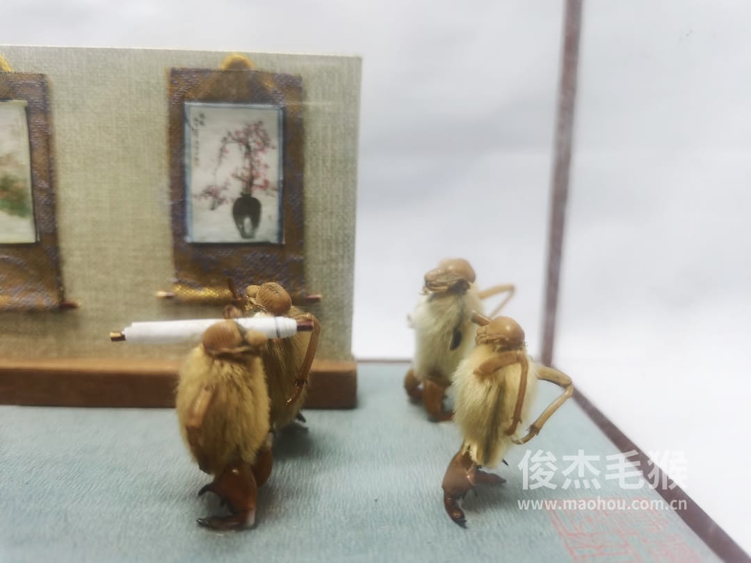 画展_大型北京毛猴作品_红木木托+方形玻璃罩2.jpg