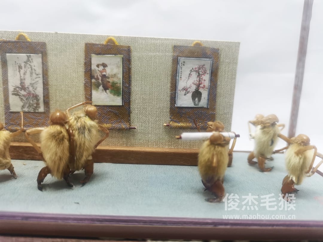 画展_大型北京毛猴作品_红木木托+方形玻璃罩3.jpg