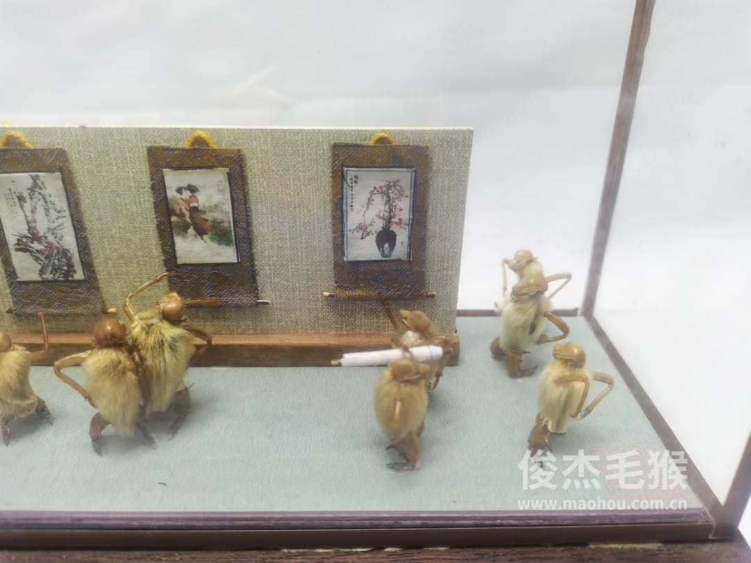 画展_大型北京毛猴作品_红木木托+方形玻璃罩4.jpg