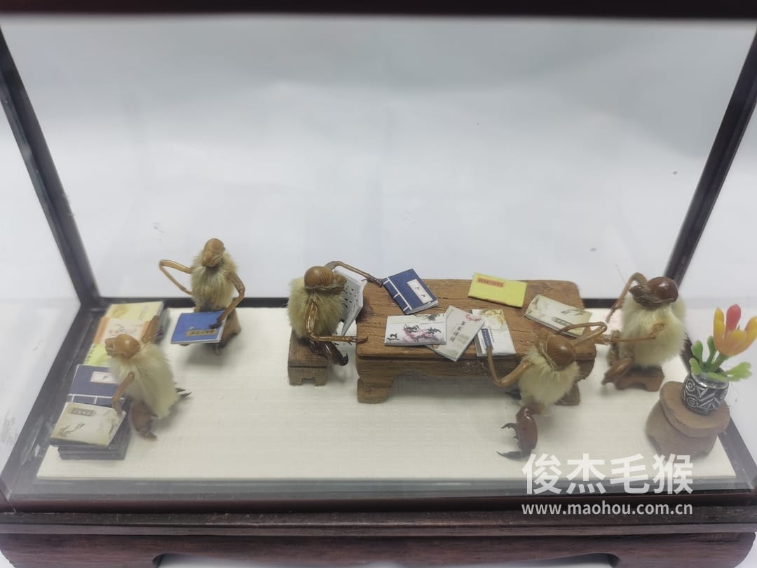 古籍书店_中型北京毛猴作品_红木木托+方形玻璃罩4.jpg