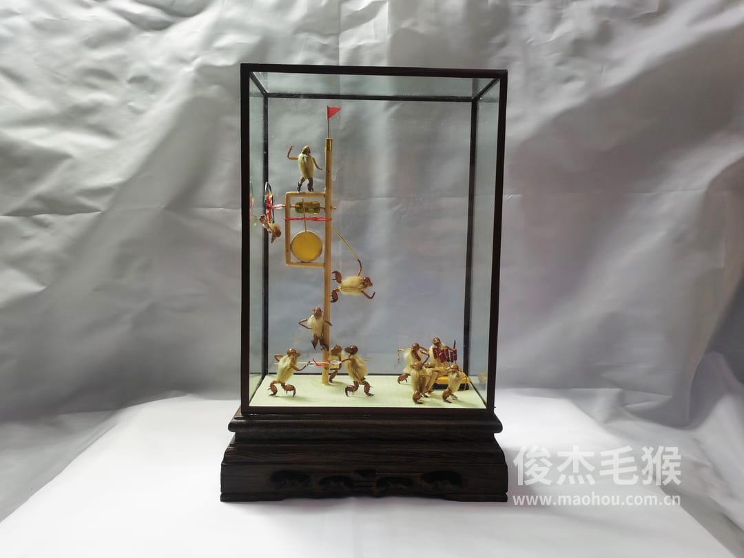 猴戏风车_中型北京毛猴作品_鸡翅木木托+方形玻璃罩1.jpg