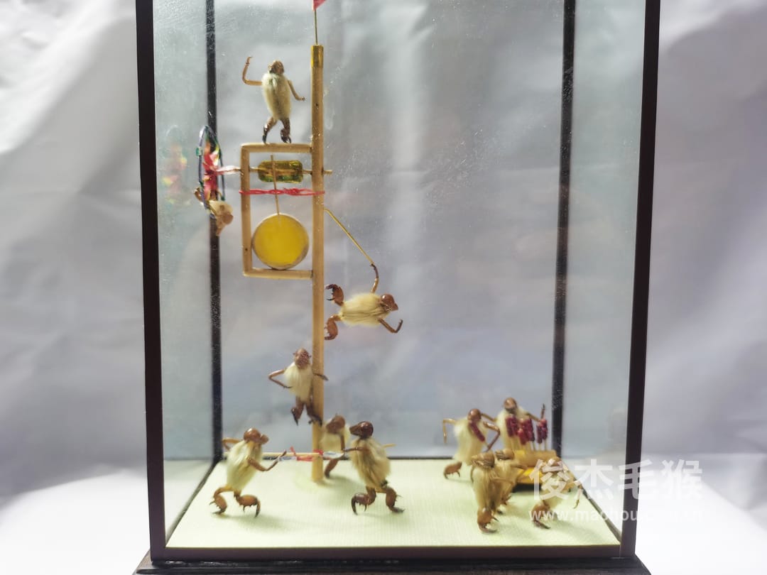 猴戏风车_中型北京毛猴作品_鸡翅木木托+方形玻璃罩2.jpg