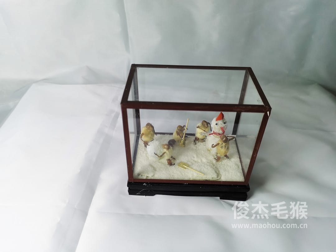堆雪人_中型北京毛猴作品_玻璃方形底座+方形玻璃罩
4.jpg
