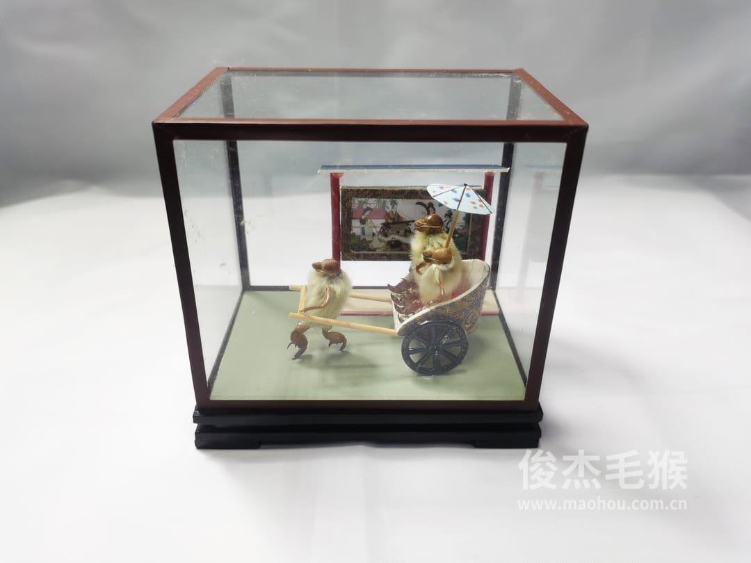 拉洋车（二）_小型北京毛猴作品_桦木底座+圆玻璃罩2.jpg
