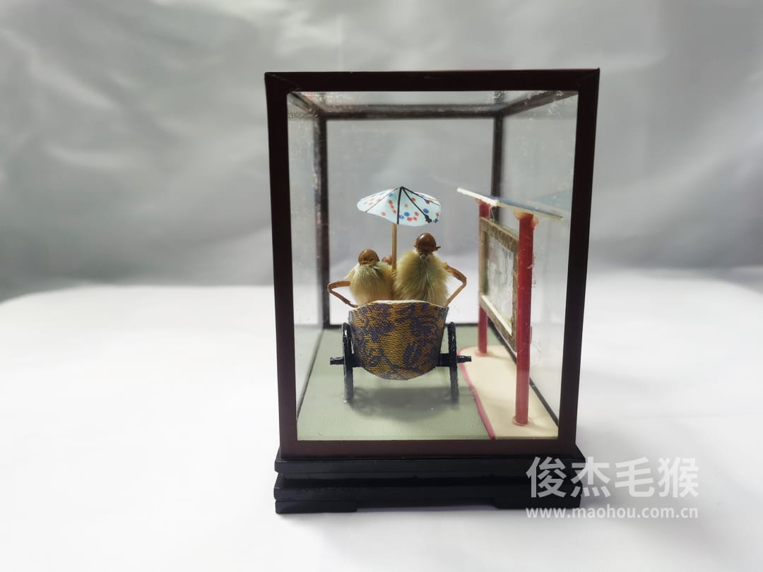 拉洋车（二）_小型北京毛猴作品_桦木底座+圆玻璃罩5.jpg