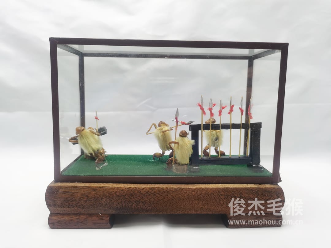 练武_中型北京毛猴作品_红木木托+方形玻璃罩1.jpg