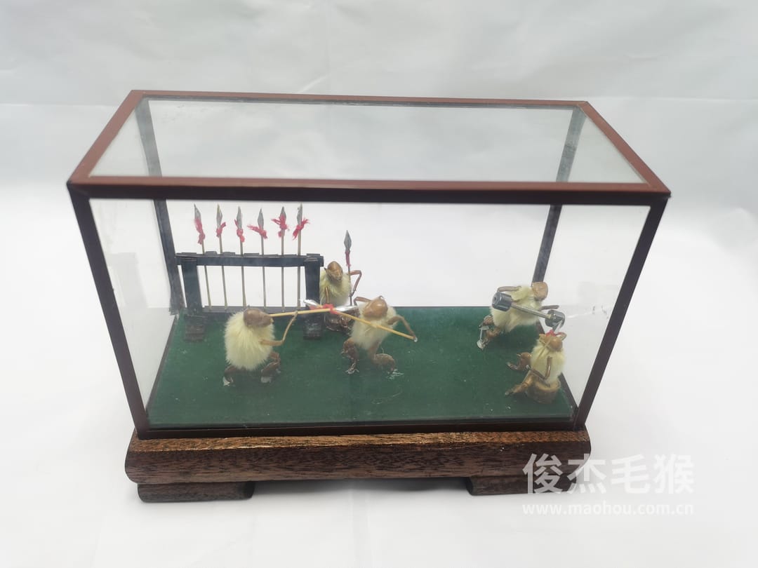 练武_中型北京毛猴作品_红木木托+方形玻璃罩5.jpg