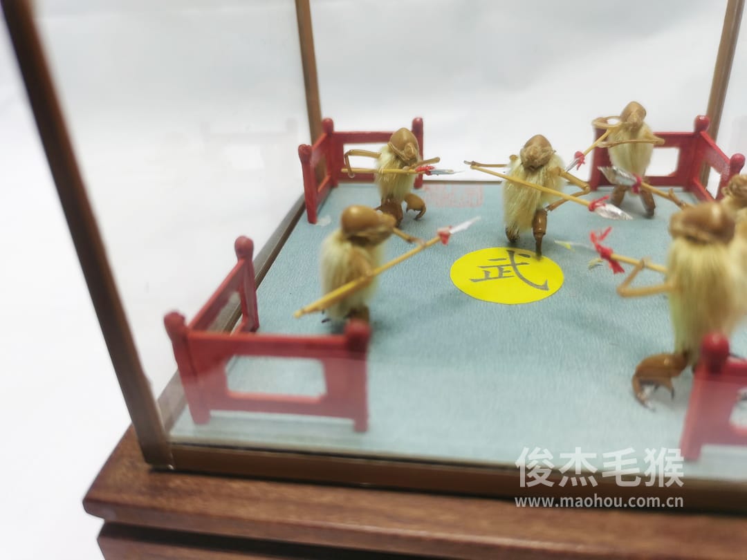 练武场_小型北京毛猴作品_红木木托+方形玻璃罩3.jpg