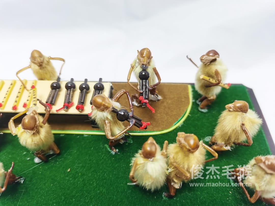 卖乐器_中型北京毛猴作品_压缩木木托+方形玻璃罩4.jpg