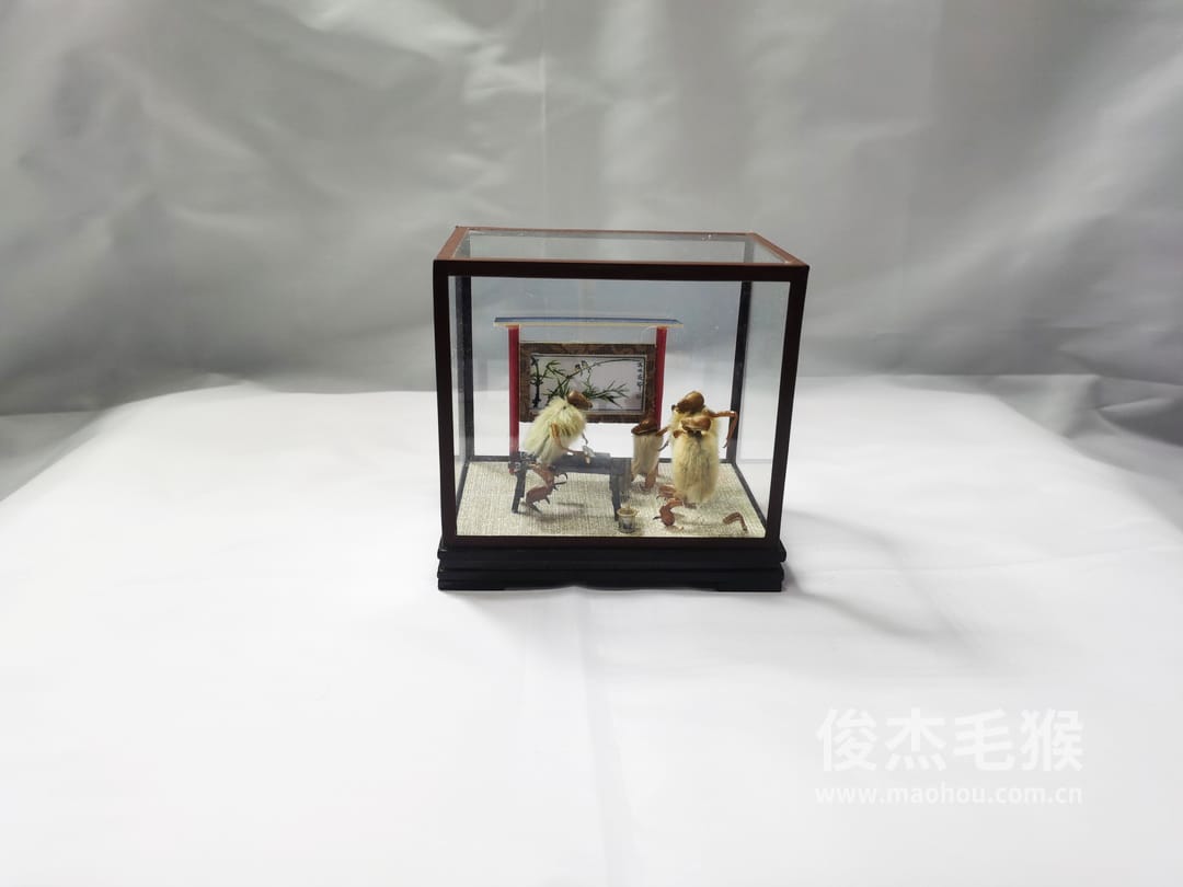 磨菜刀_小型北京毛猴作品_玻璃方形底座+方形玻璃罩1.jpg