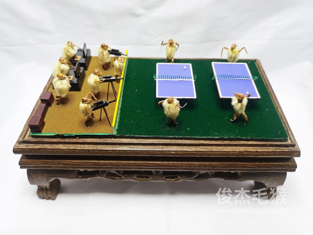 乒乓球赛_大型北京毛猴作品_鸡翅木木托+方形玻璃罩5.jpg
