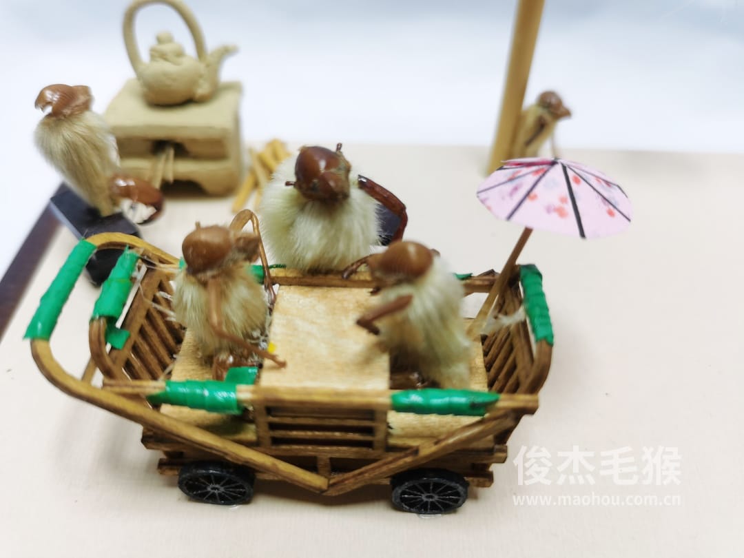 平凡生活_大型北京毛猴作品_红木木托+方形玻璃罩3.jpg