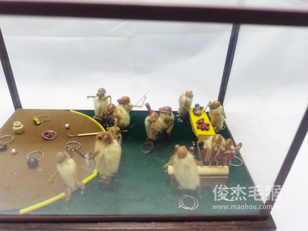 套圈_中型北京毛猴作品_红木木托+方形玻璃罩5.jpg