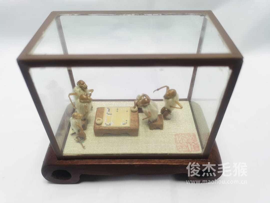 下围棋_小型北京毛猴作品_红木木托+方形玻璃罩6.jpg