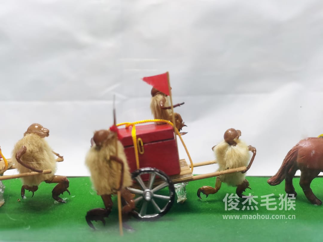 押镖_大型北京毛猴作品_红木木托+方形玻璃罩3.jpg