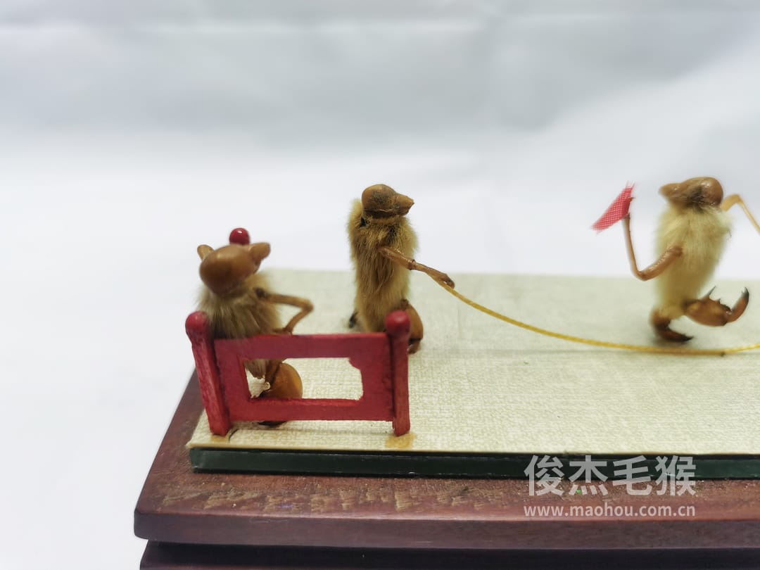 摇大绳_中型北京毛猴作品_红木木托+方形玻璃罩3.jpg