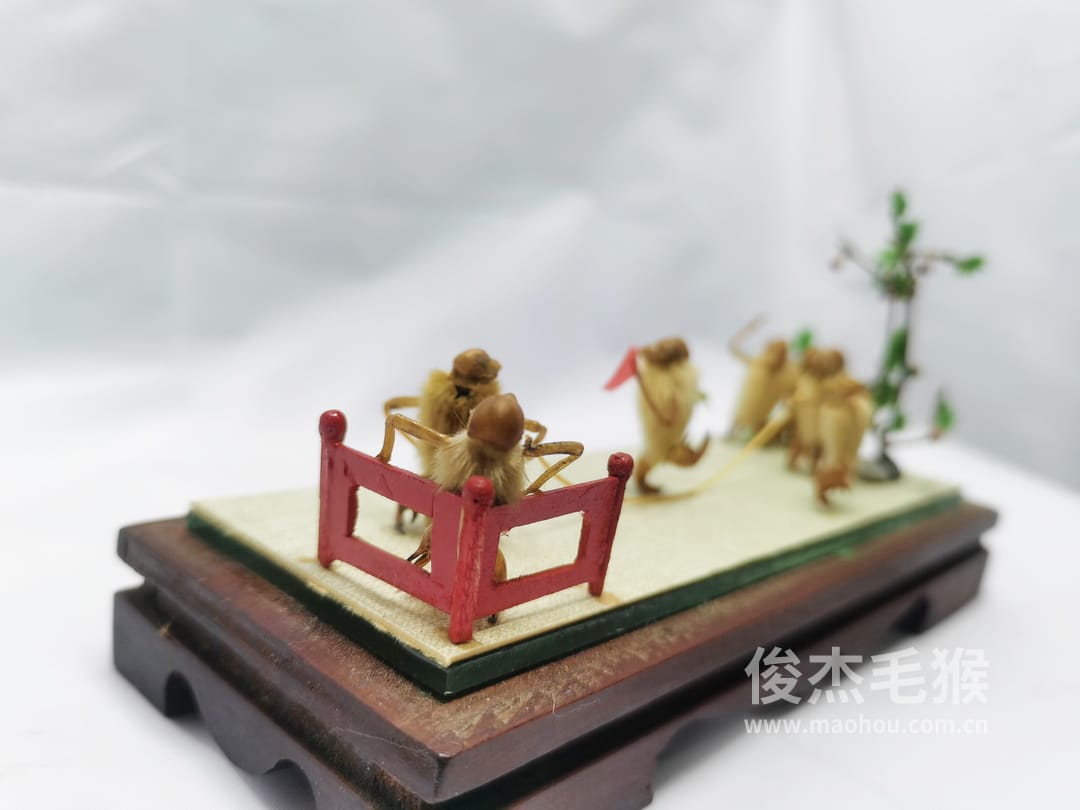 摇大绳_中型北京毛猴作品_红木木托+方形玻璃罩4.jpg