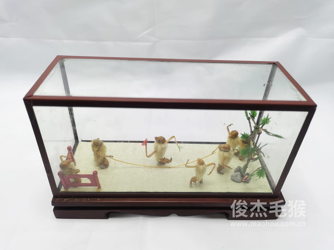 摇大绳_中型北京毛猴作品_红木木托+方形玻璃罩5.jpg