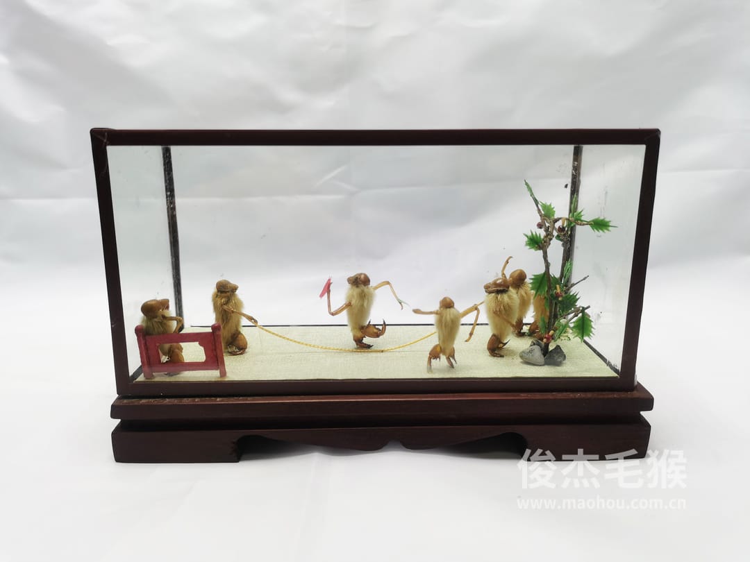 摇大绳_中型北京毛猴作品_红木木托+方形玻璃罩6.jpg