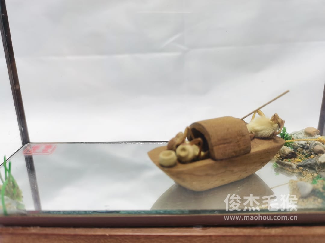 野渡无人_中型北京毛猴作品_红木木托+方形玻璃罩2.jpg