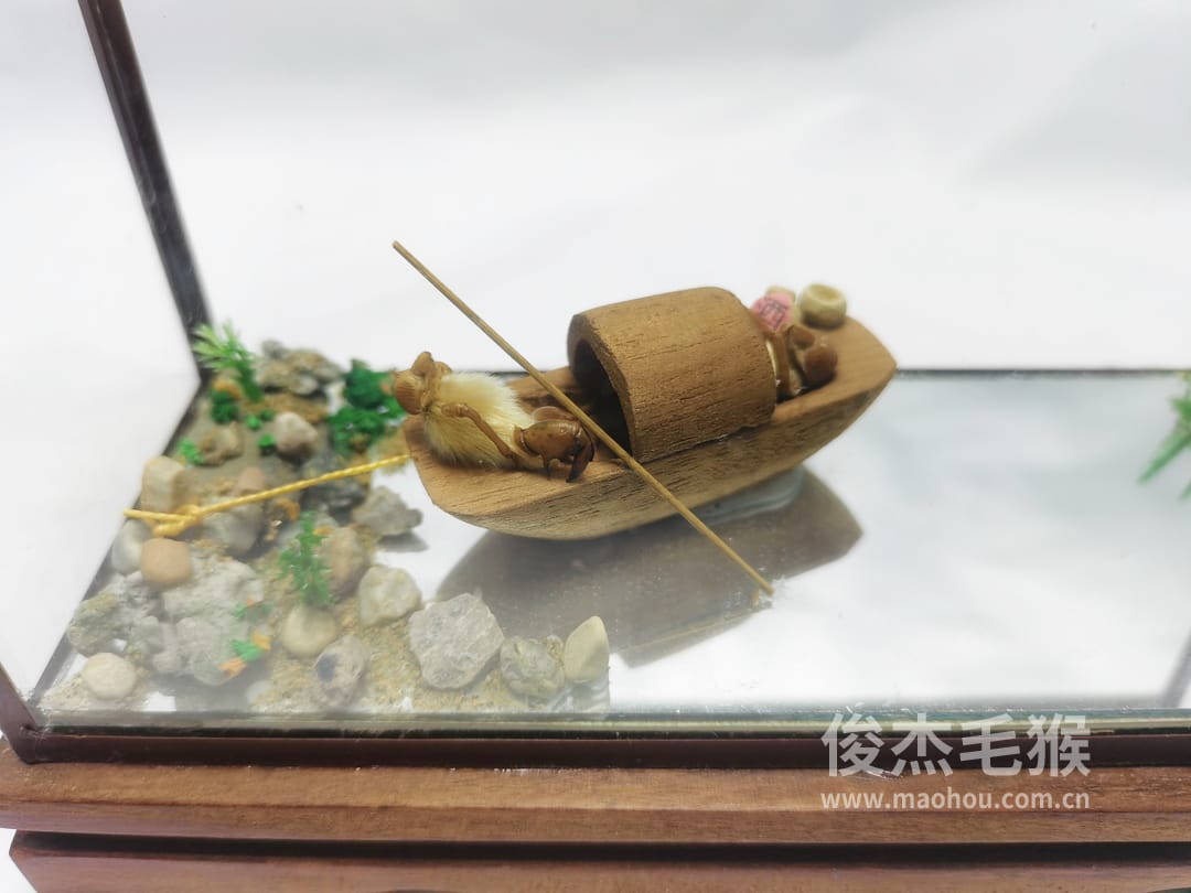 野渡无人_中型北京毛猴作品_红木木托+方形玻璃罩3.jpg