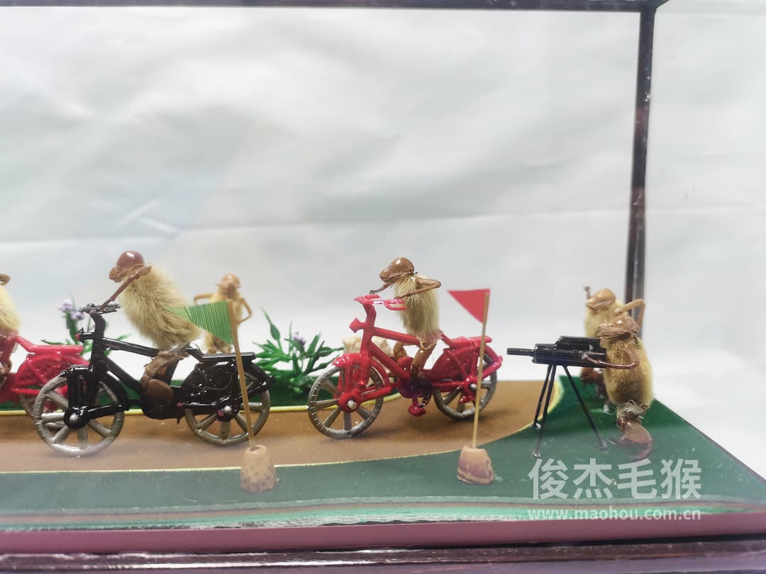自行车比赛_大型北京毛猴作品_鸡翅木木托+方形玻璃罩3.jpg