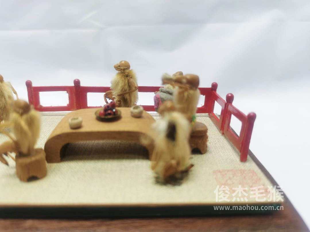 醉梦书法_中型北京毛猴作品_红木木托+方形玻璃罩2.jpg