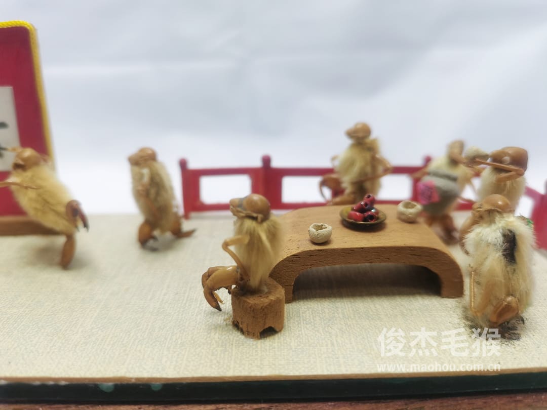 醉梦书法_中型北京毛猴作品_红木木托+方形玻璃罩3.jpg
