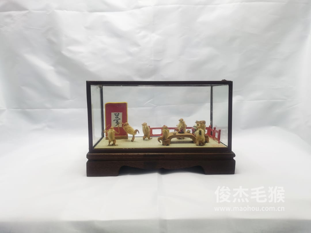 醉梦书法_中型北京毛猴作品_红木木托+方形玻璃罩6.jpg